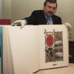 A.Sarkanis iepazīstina lasījumu dalībniekus ar faksimililu. Foto: Latvijas Nacionālā bibliotēka, 2011