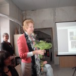 Kompaktdiska prezentācija DU keramikas darbnīcā 2012.gada 14.maijā. DU zinātņu prorektore Elita Jermolajeva. Foto H.Soms