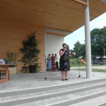 Grāmatas atvēršanas sarīkojums Asūnē 2013.gada 22.jūnijā. Dagdas novada domes priekšsēdētāja Sandra Viškure. Foto H.Soms