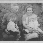 Palepu ģimene kopā ar dēlu Jāni un meitu Edīti 1944. gadā